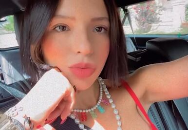 El collar de panditas de Ángela Aguilar que nos regresa a los 90