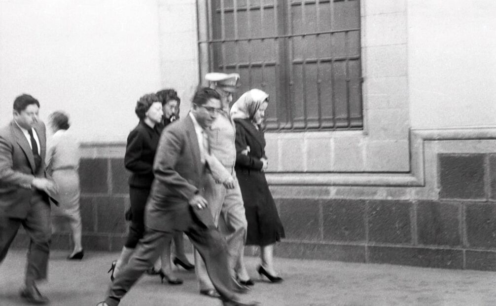 Emma Martínez, custodiada tras asesinar al senador en la Casona de Xicoténcatl. Testigos afirmaron que la mujer ocultó la pistola calibre .25 en un pañuelo blanco. Foto: Manuel Montes de Oca/Archivo EL UNIVERSAL.