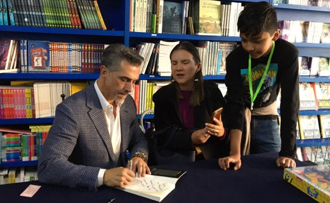 “Entre el infierno y el éxito” se presentó oficialmente en la pasada Feria Internacional del Libro en Guadalajara, pero la de ayer fue el primer acercamiento en la Ciudad de México. Foto: César Huerta.