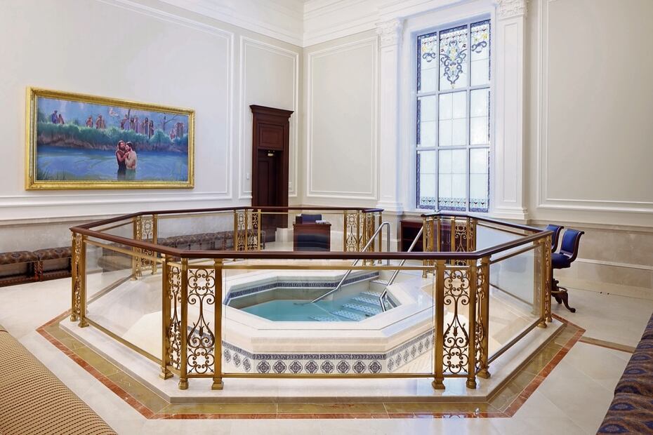 La pila bautismal con agua cristalina está en una inmensa e iluminada sala, con barandales de bronce, vidrio transparente y pasamanos de madera. Foto: Especial