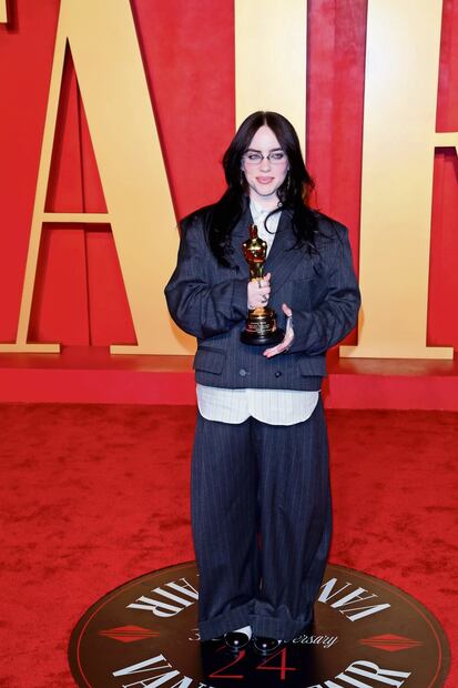 Billie Eilish llevó su Oscar a todas partes.