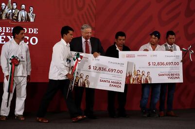 AMLO entrega recursos de subasta de autos a municipios de Oaxaca