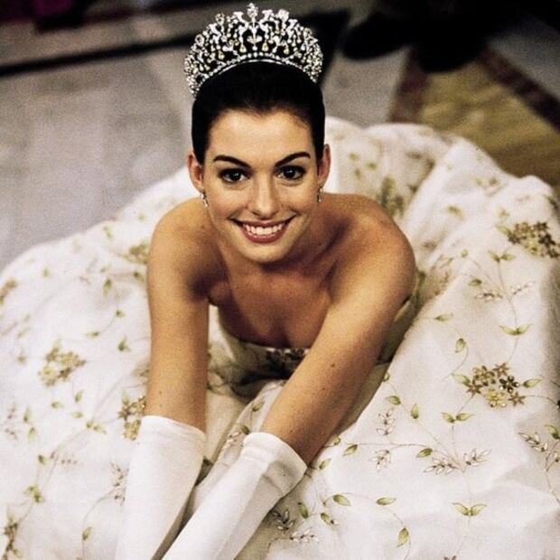 5 looks de Anne Hathaway que la coronan como la reina del estilo 