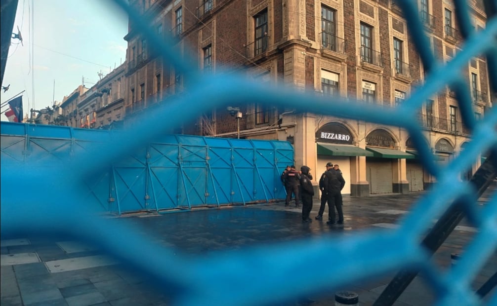 La calle peatonal Madero en el Centro Histórico amanece con doble valla para la protección de comercios, ante la marcha convocada por colectivas feministas en la Ciudad de México, el martes 25 de noviembre de 2025. Foto: Eduardo Dina/EL UNIVERSAL