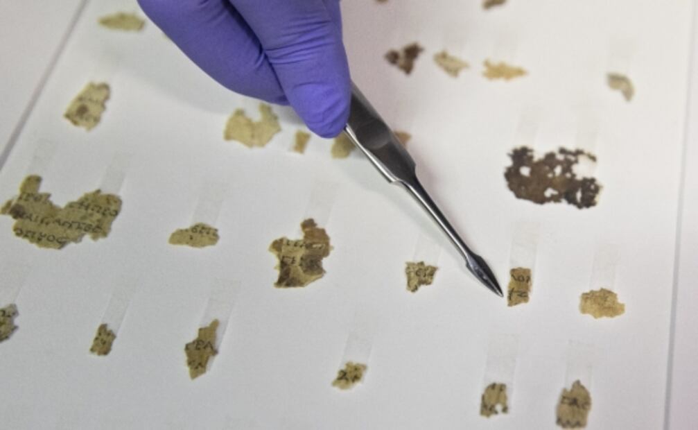 Muestran nuevos fragmentos de pergamino bíblico hallado en cueva del desierto de Judea