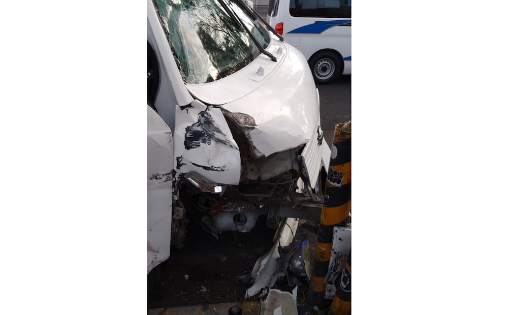 Menor de 16 años choca transporte público en Las Alamedas dejando un saldo de 3 lesionados.
Foto: Especial.