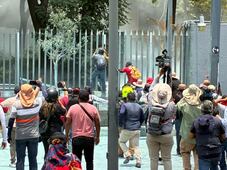 Maestros de CNTE desatan caos en la SEP; irrumpen por la fuerza y vandalizan instalaciones. VIDEO