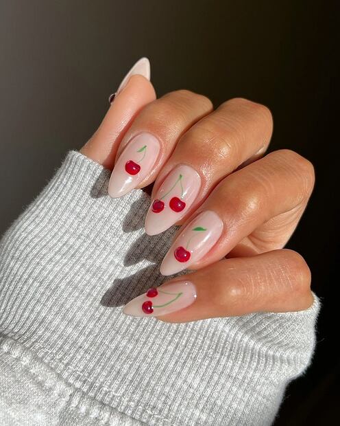 La base blanca en los diseños de uñas es delicada y elegante. Foto: Instagram @overglowedit