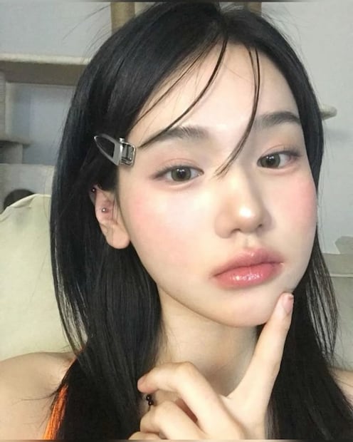 Un maquillaje con cejas definidas y tonos suaves es ideal para el regreso a clases. Foto: Instagram @yrui.rm
