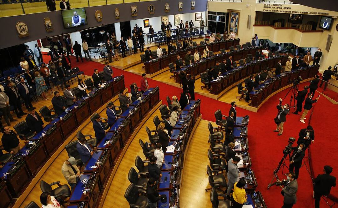 Diputados guardan minuto de silencio durante una sesión extraordinaria del congreso salvadoreño. Foto: Rodrigo Sura/EFE