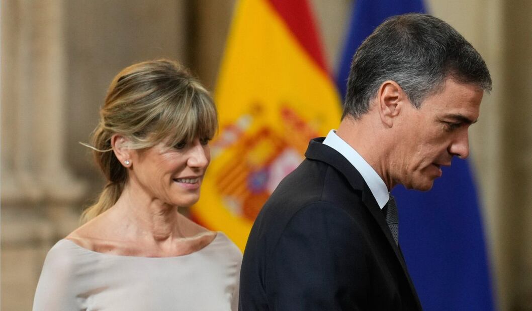 El presidente del Gobierno, Pedro Sánchez (d), junto a su mujer Begoña Gómez (i) a su llegada a la ceremonia de entrega de las condecoraciones al mérito civil en el Palacio Real en Madrid. Foto: EFE