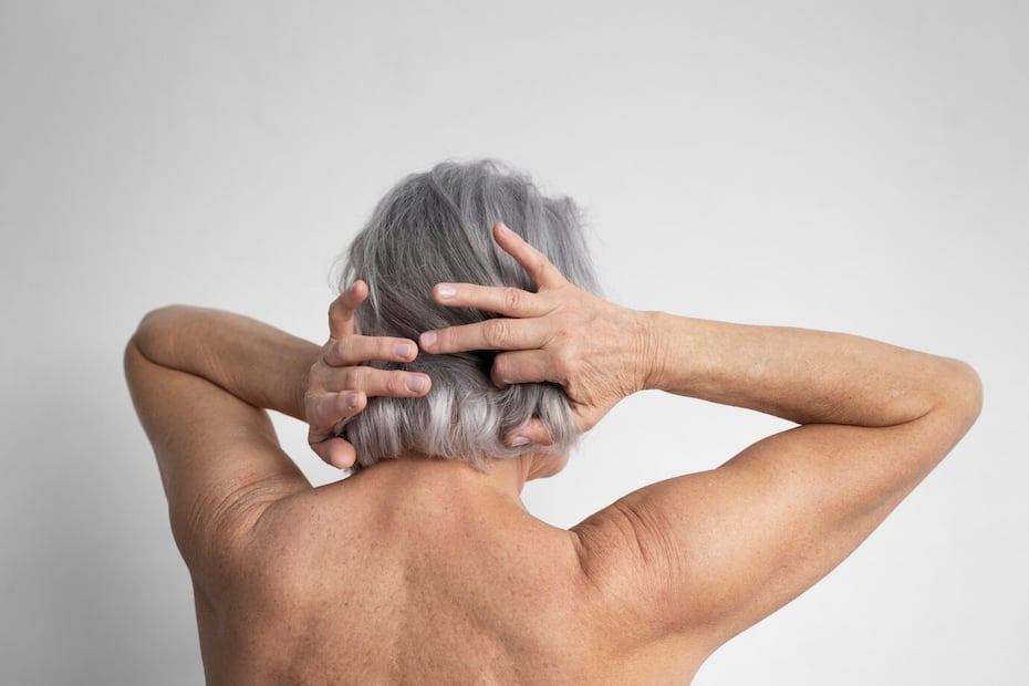 Las canas pueden volverse amarillas, lo que las hace más complicadas de camuflar. Foto: Freepik
