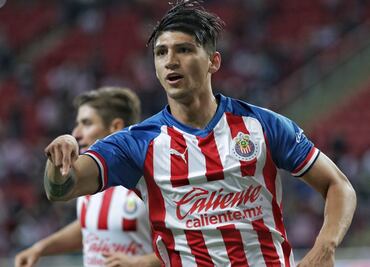 Alan Pulido ignora a Tomás Boy en la celebración de su gol