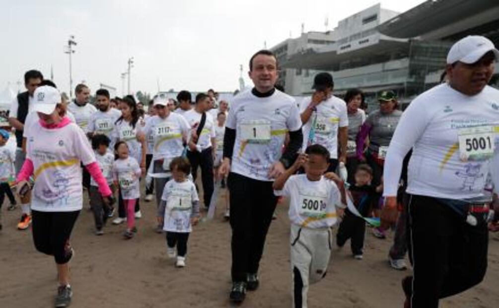 IMSS mantiene récord Guinness con Carrera Padres e Hijos