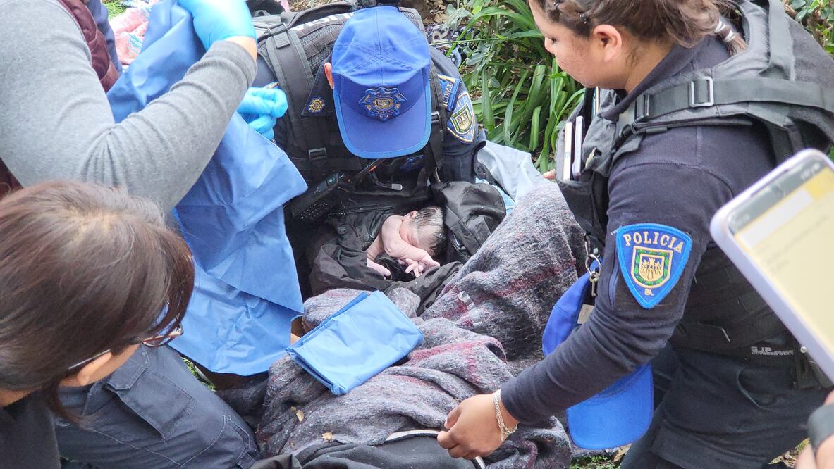 Policías capitalinas ayudaron a una joven mujer a dar a luz en calles de la colonia Buenavista. (Foto: especial)