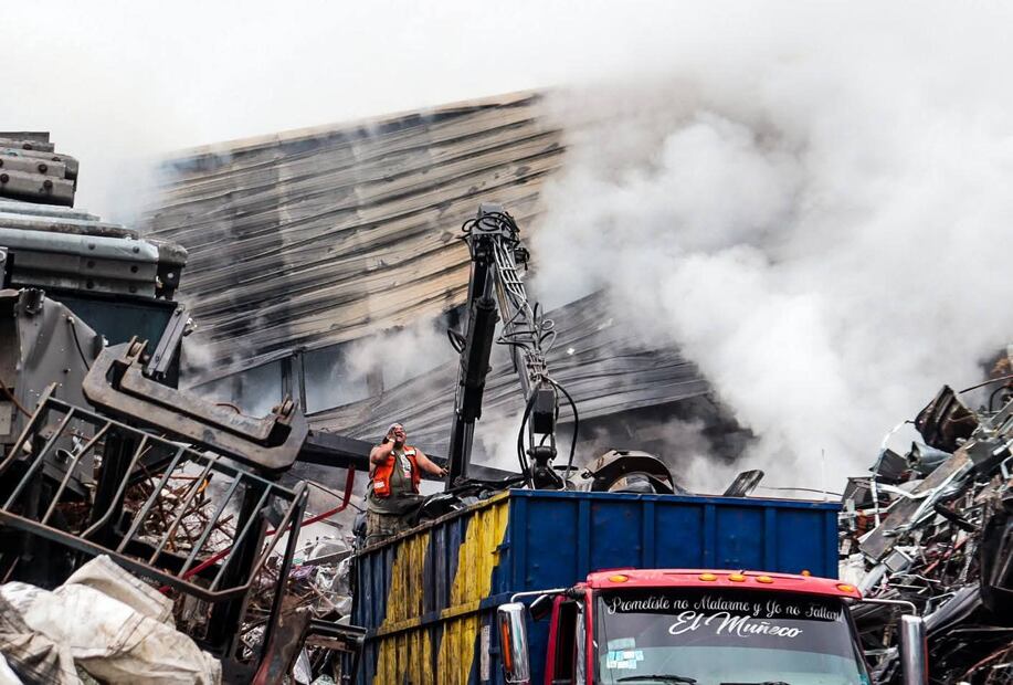 El siniestro, que comenzó la noche del miércoles, arrasó con toneladas de materiales como plásticos, láminas y desechos ferrosos almacenados en un predio de aproximadamente 2 mil metros cuadrados. (Foto: especial)