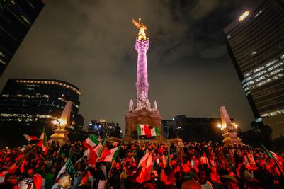Afición mexicana festeja en el Ángel de la Independencia el campeonato de Copa Oro 
