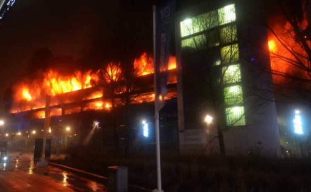 Incendio calcina más de mil autos en estacionamiento de Gran Bretaña