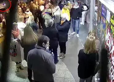 Captan momento en que auto embiste a grupo de personas a las afueras de teatro en Argentina