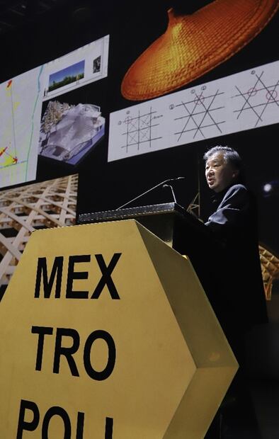 ¿Cuál es la definición de un edificio temporal? El premio Pritzker que hace edificios de papel responde
