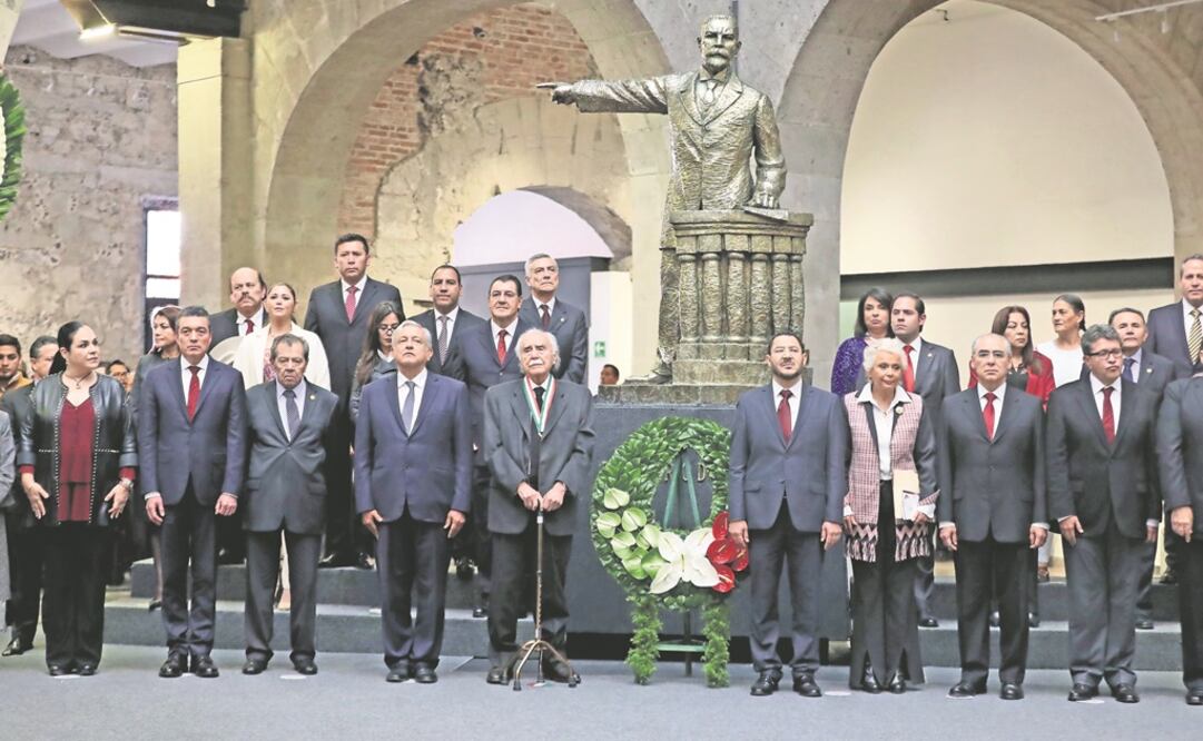 Junto al presidente López Obrador, el periodista Carlos Payán (cuarto de izq. a der.), porta con orgullo el galardón que reconoce su labor profesional. Foto: LUCÍA GODÍNEZ. EL UNIVERSAL