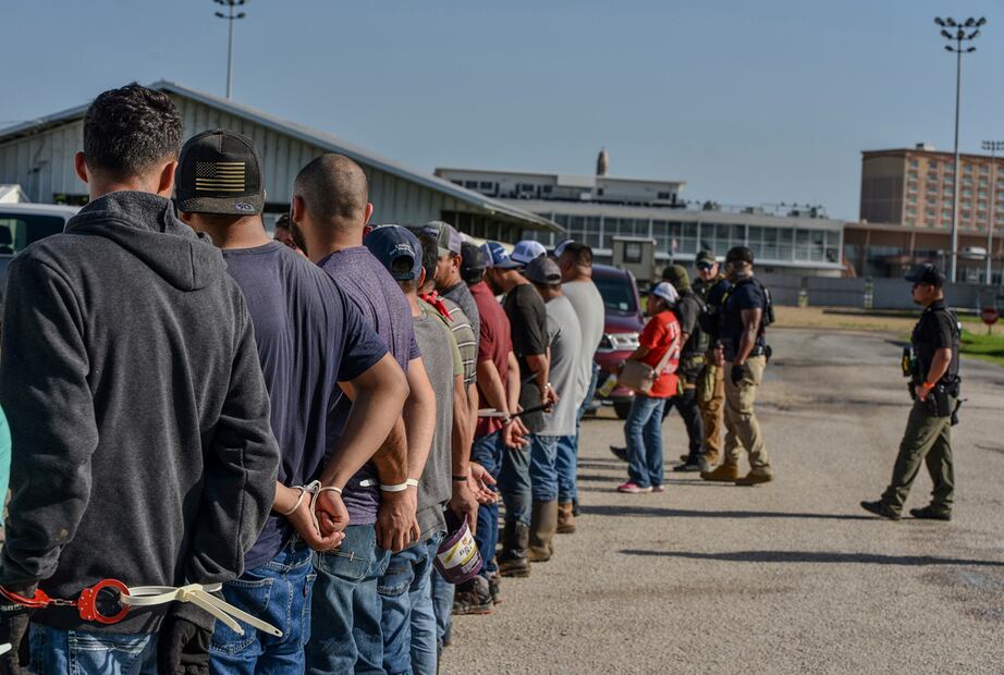 ICE detiene a migrantes en redada masiva en hipódromo de Luisianan, La., on Wednesday, June 18, 2025. (U.S. Immigration and Customs Enforcement via AP)