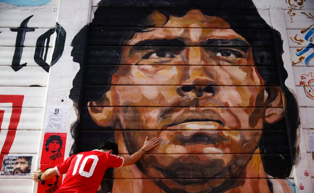 Imagen de Maradona en un mural. Foto: AP