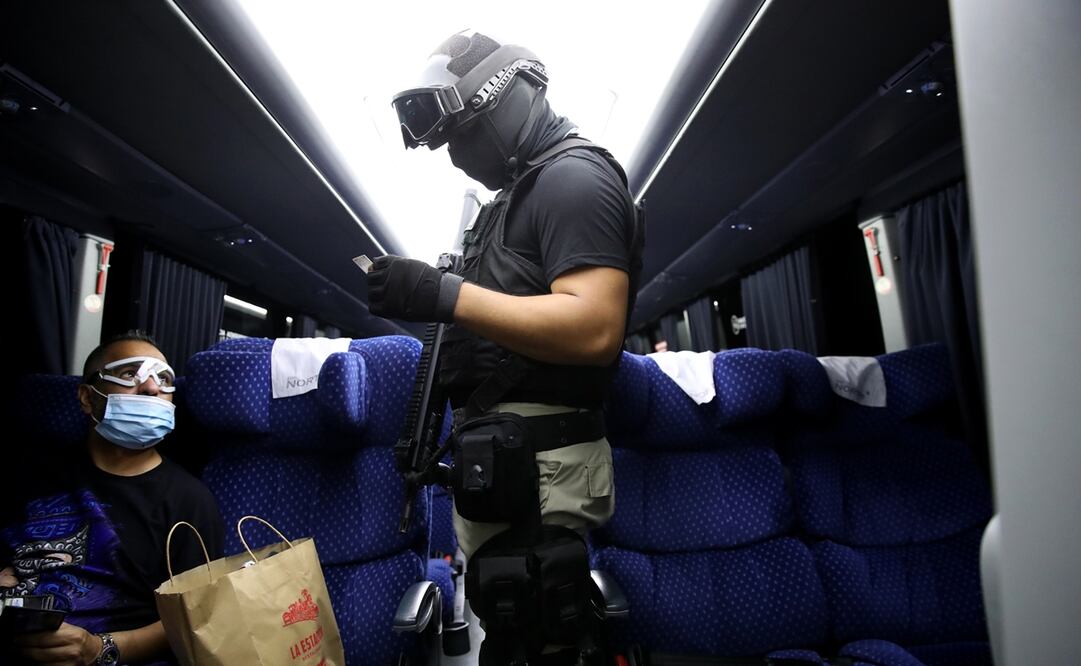 De acuerdo con la denuncia, la mayoría de los supuestos agentes de diferentes corporaciones policíacas no traen un gafete que los identifique o un uniforme, y están con el rostro cubierto. Foto: Valente Rosas/ EL UNIVERSAL
