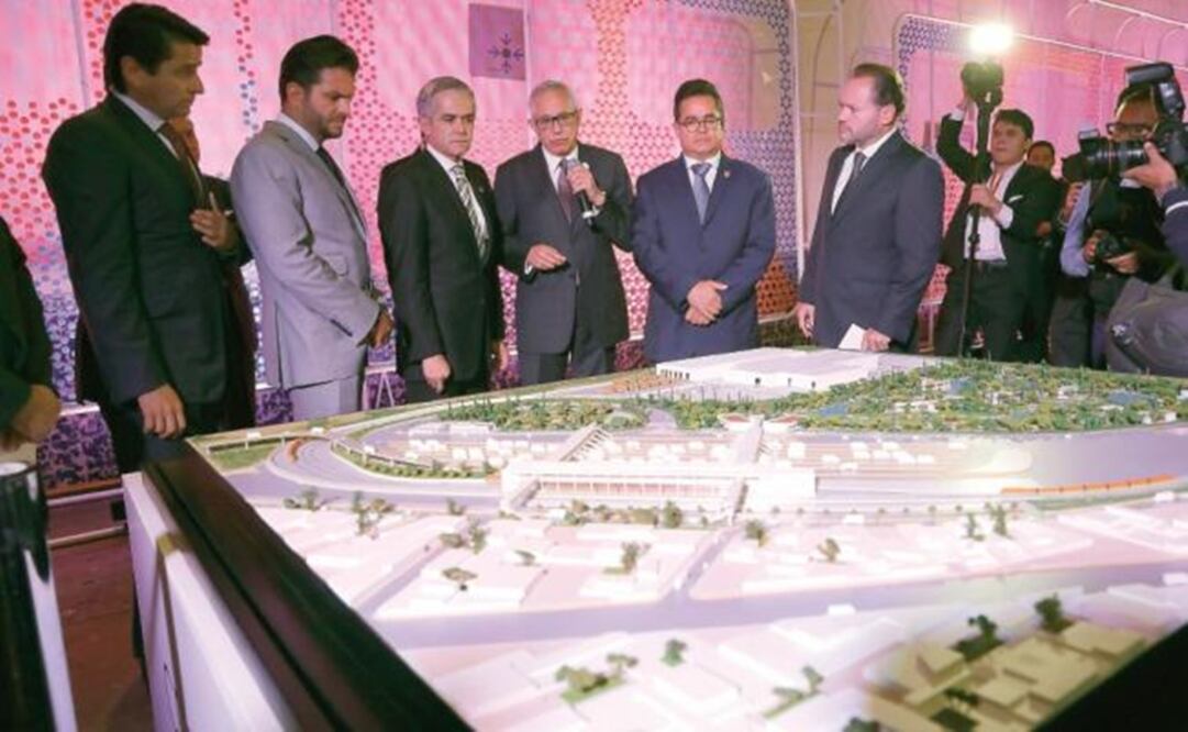 Mexico City's Mayor, Miguel Ángel Mancera (center left) presenting the project of the Thermal Recovery Plant – Photo by IRVIN OLIVARES/EL UNIVERSAL