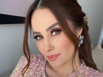 El look de Cynthia Rodríguez con minifalda y camisa crop