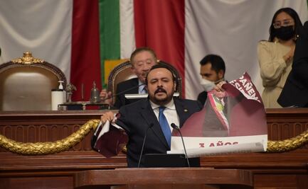 Rompe diputado un cartel de AMLO en tribuna y desata discusión en el Congreso de la CDMX