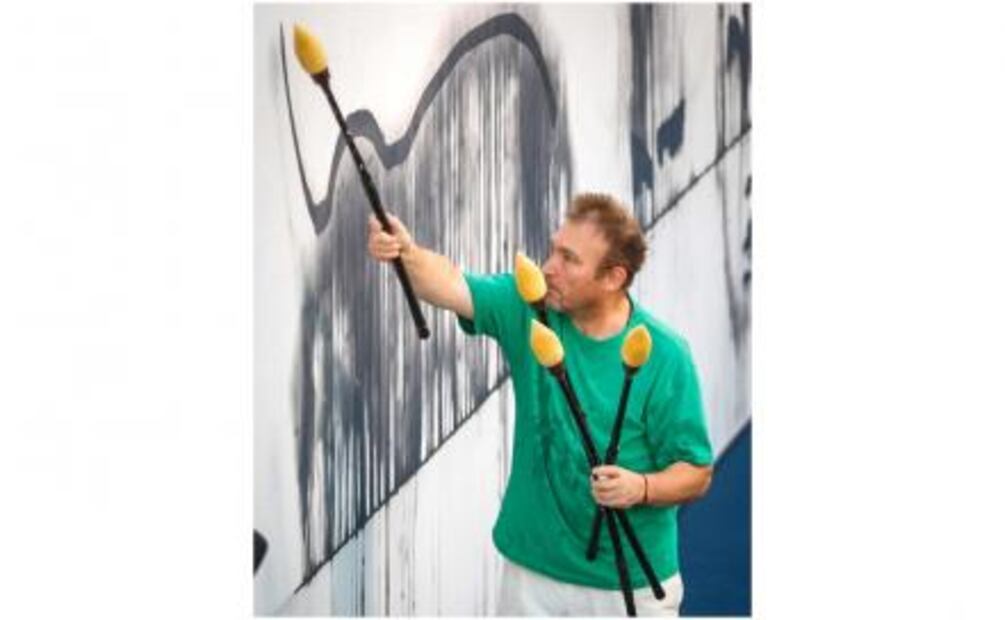 Artista evoca el arte de lo efímero con dibujos que desaparecen