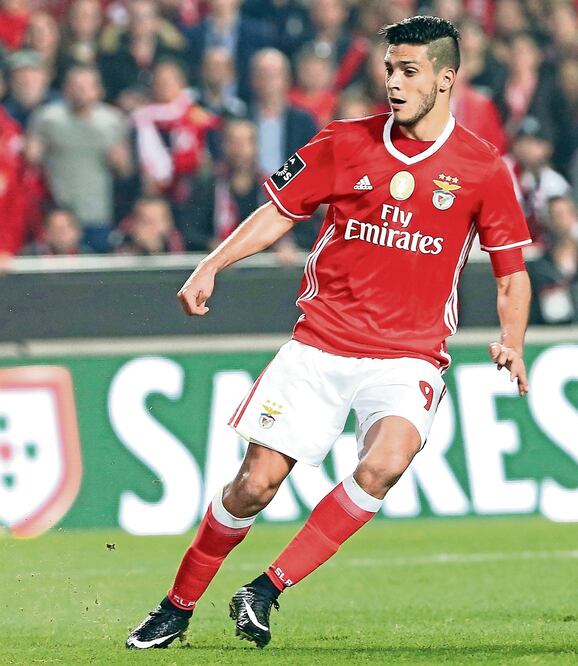 Jiménez sólo jugó 18 minutos del encuentro ante Rio Ave, ayer (ARMANDO FRANCA. AP)