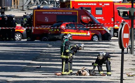 Agresor de los Campos Elíseos iba armado y fue sacado del coche en llamas