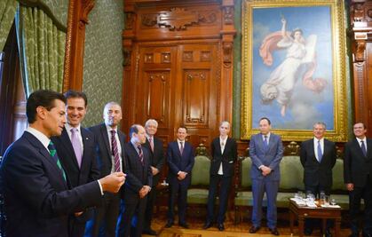Peña Nieto sostiene encuentro con consejeros del INE 