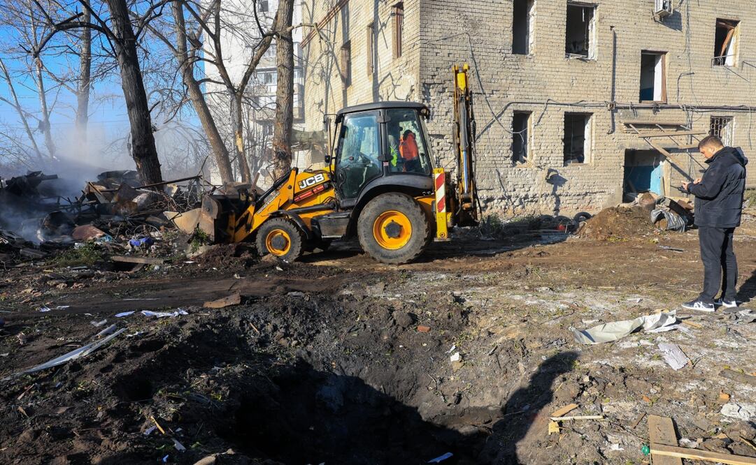 Los rescatistas ucranianos trabajan en el lugar del bombardeo ruso, el 7 de marzo de 2025. Foto: EFE