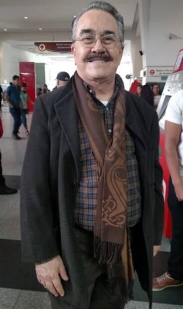 Captan a Pedro Sola en el tren suburbano de Buenavista