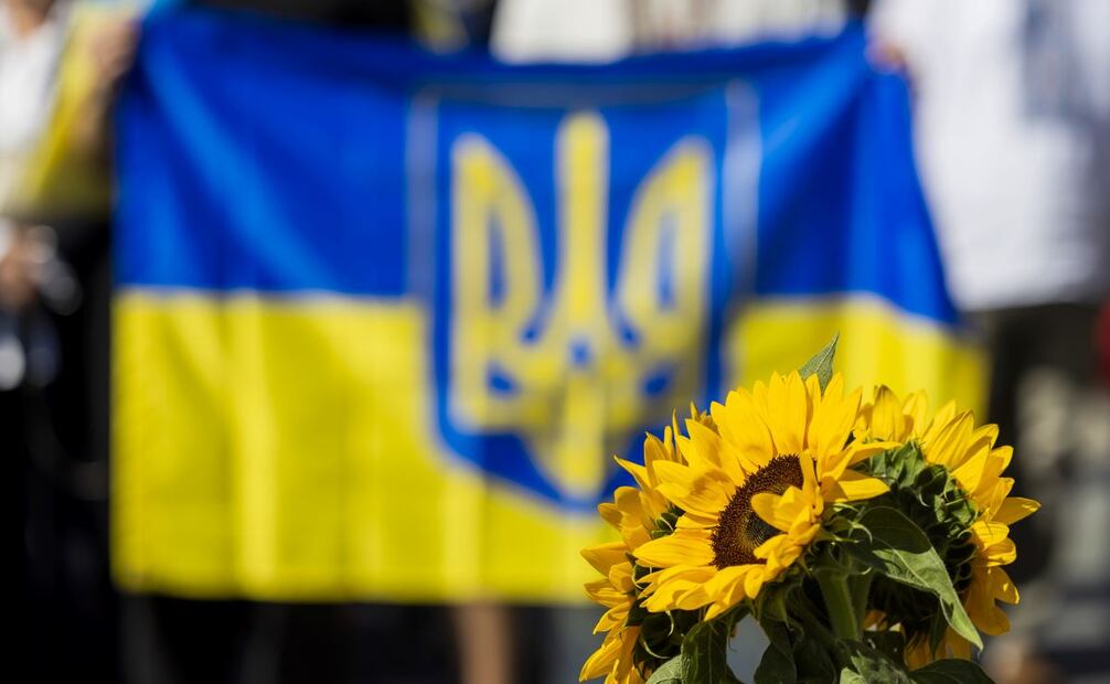 Girasoles frente a la bandera ucraniana durante una manifestación para conmemorar el Día de la Independencia de Ucrania en la Plaza de las Naciones, frente a la sede de las Naciones Unidas (ONU) en Ginebra, Suiza, el 24 de agosto de 2025. Los ucranianos conmemoran el 34.º aniversario de su independencia de la Unión Soviética en 1991. Foto: EFE