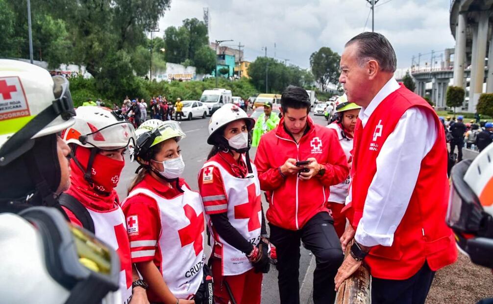 La Cruz Roja Mexicana explicó que 10 ambulancias permanecen en la zona para la atención inmediata de personas con quemaduras y diversas lesiones.
Foto: Especial.