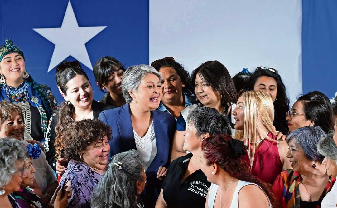 La candidata izquierdista Jeannette Jara (centro), durante un evento con mujeres, en el barrio de La Pintana, en Santiago. Foto: Marvin Recinos / AFP