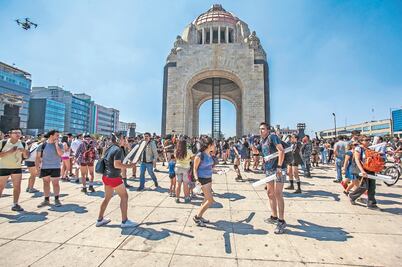 "El viaje sin pantalones busca generar sonrisas"