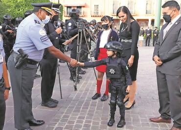 Indigna niña con equipo táctico