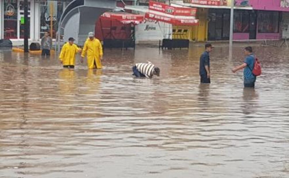Fuertes lluvias provocan inundaciones en Los Mochis, Sinaloa; suspenden clases