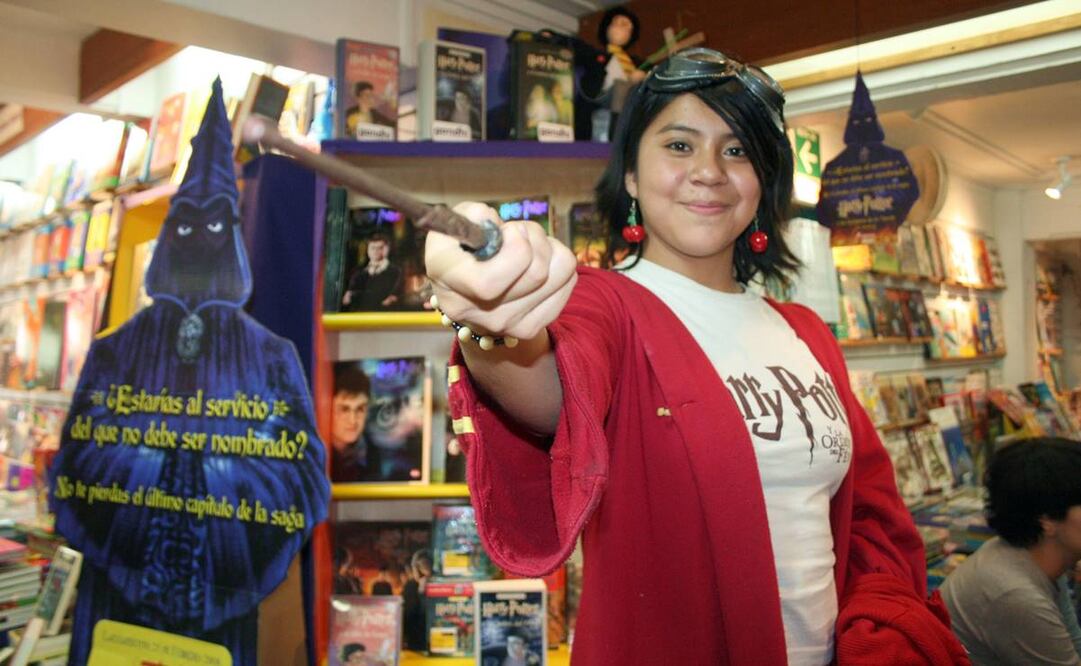 En febrero de 2008 un club de fans se reunió en la librería Gandhi de avenida Juárez antes de comenzar la venta de "Harry Potter y las reliquias de la muerte", último libro de la exitosa saga, para realizar la lectura del primer capítulo juntos. Foto: Quetzalli González/EL UNIVERSAL.