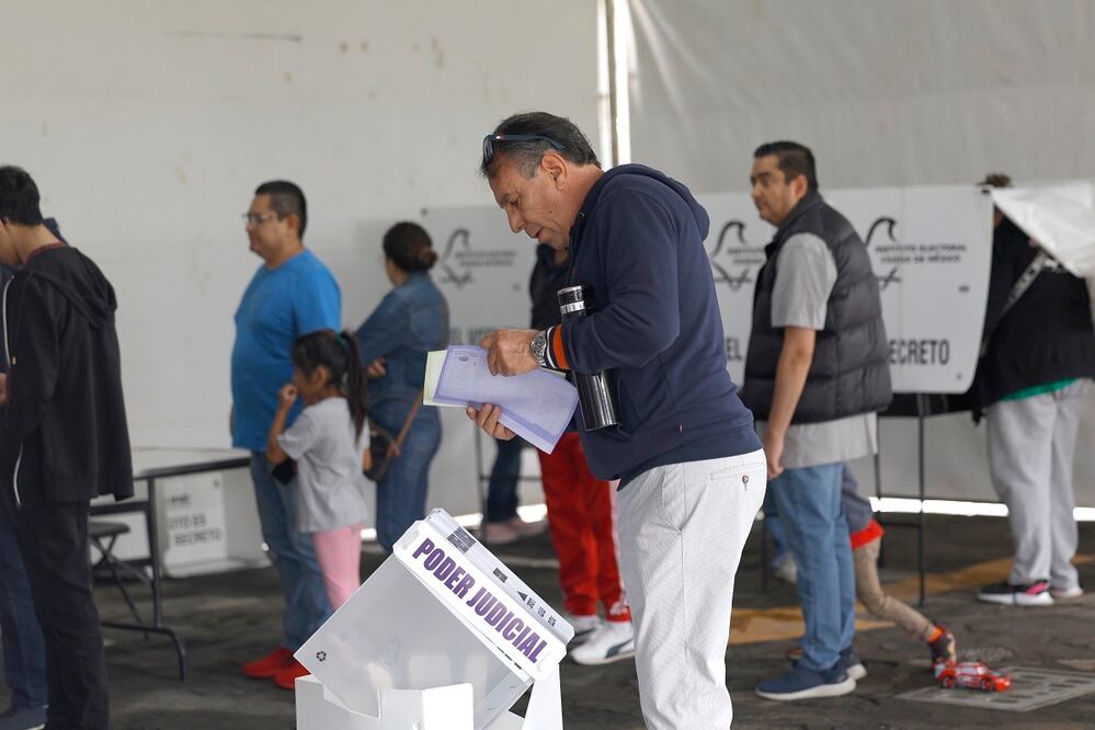 Mexicanos votan en las elecciones judiciales de este domingo. Los centros de votación abrieron en la mayoría del país a las 8:00 hora local. FOTO: SÁSHENKA GUTIÉRREZ