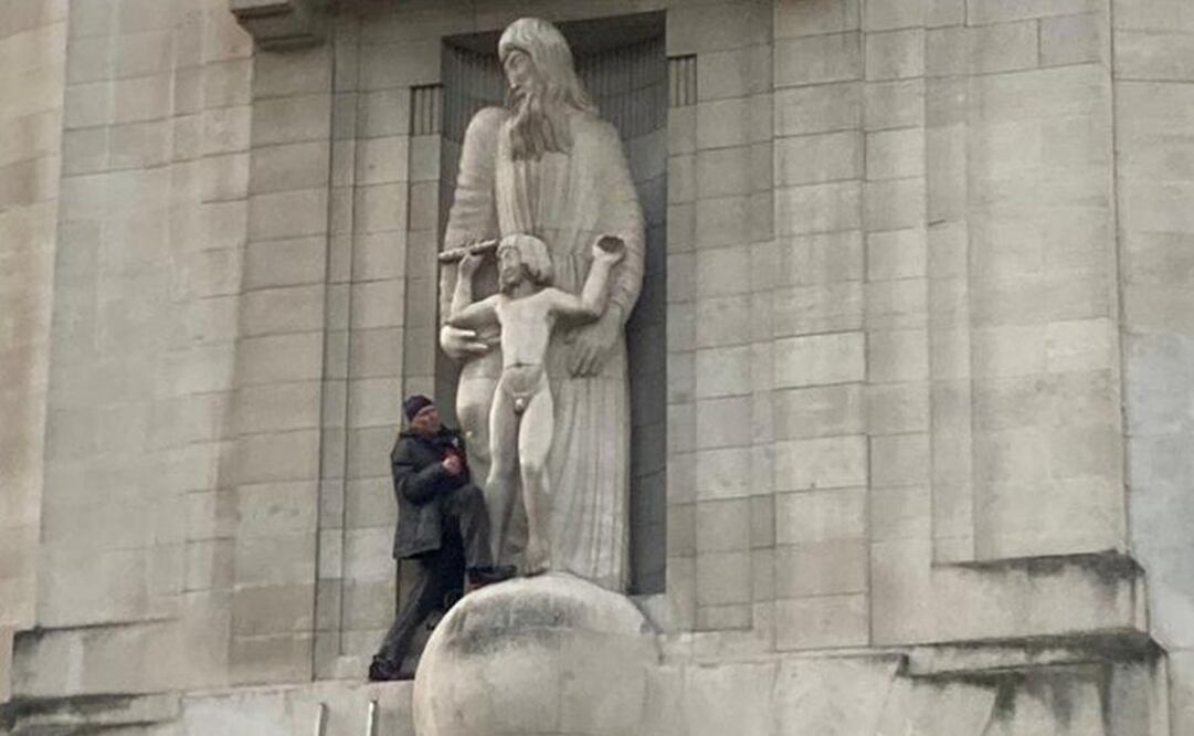 El hombre fue visto golpeando la estatua el miércoles por la tarde. Foto: BBC