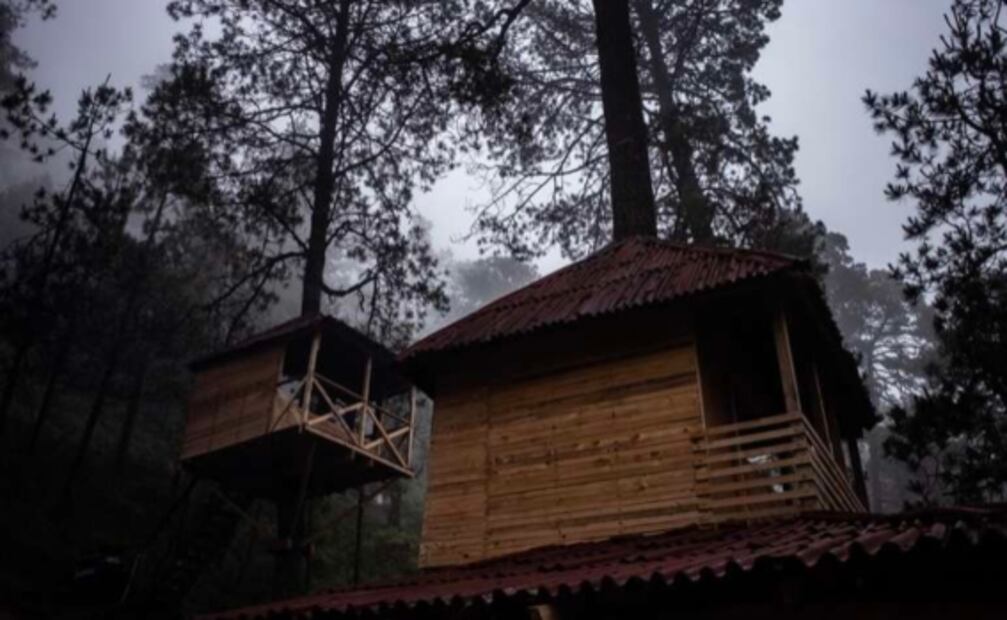 Aldea Pachamama, casitas del árbol frente al Popo