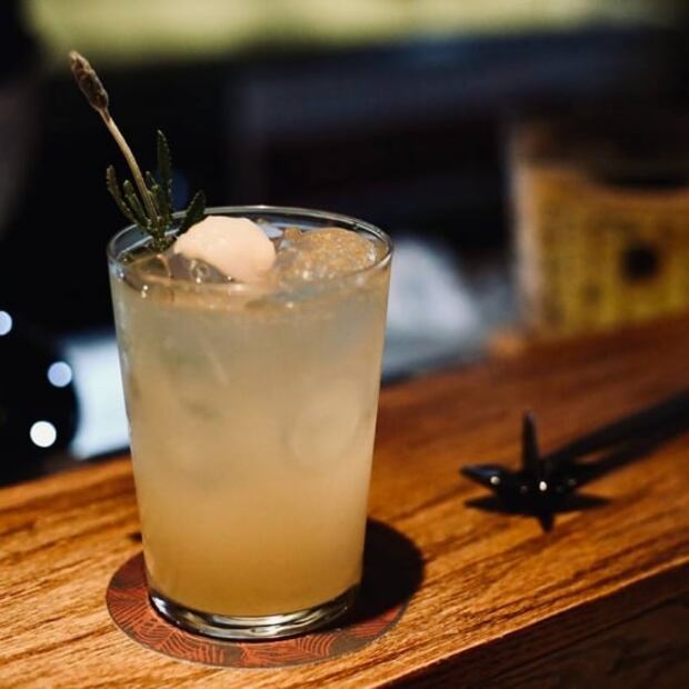 Celebra el día del sushi maridando tus rollos con estos drinks