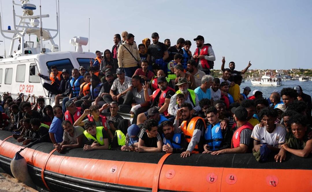 Migrantes llegan en pequeñas embarcaciones al puerto de Lampedusa, en Italia. Foto: AFP