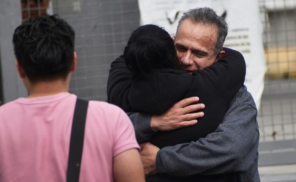 Israel Vallarta abraza a su familia al salir de la prisión de máxima seguridad del Altiplano. Foto: Haaron Alvarez / AP